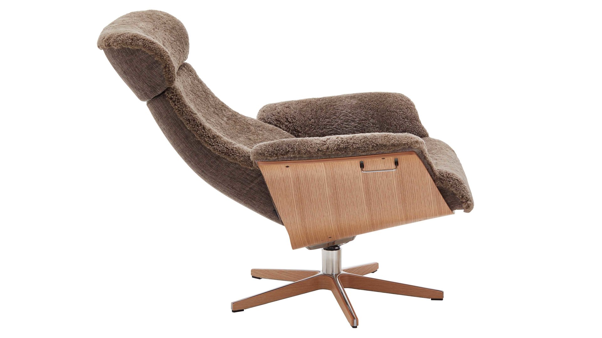 Relaxsessel Conform® aus Fell in Hellbraun CONFORM® Relaxsessel Timeout mit Schaffell saharafarbenes Schaffell & Eichefurnier