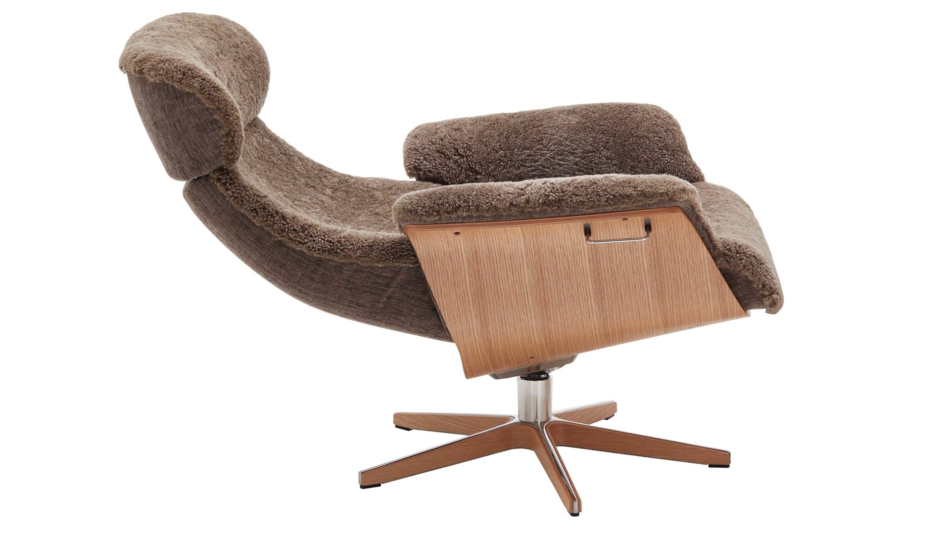 Relaxsessel Conform® aus Fell in Hellbraun CONFORM® Relaxsessel Timeout mit Schaffell saharafarbenes Schaffell & Eichefurnier