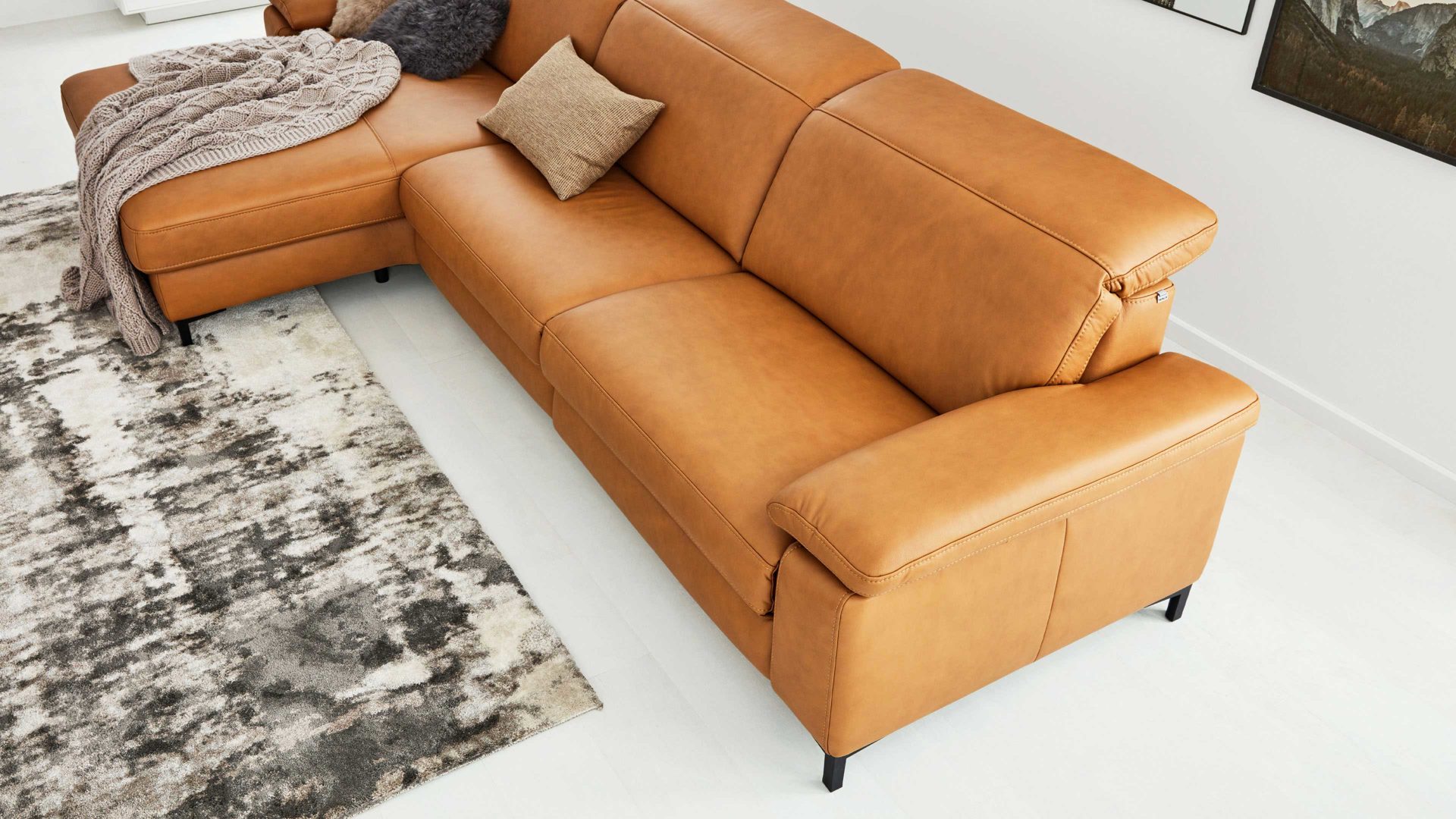 Ecksofa Interliving aus Leder in Orange Interliving Sofa Serie 4054 – Ecksofa kurkumafarbenes LongLife-Leder Vivre & schwarze Metallfüße – Stellfläche ca. 176 x 347 cm
