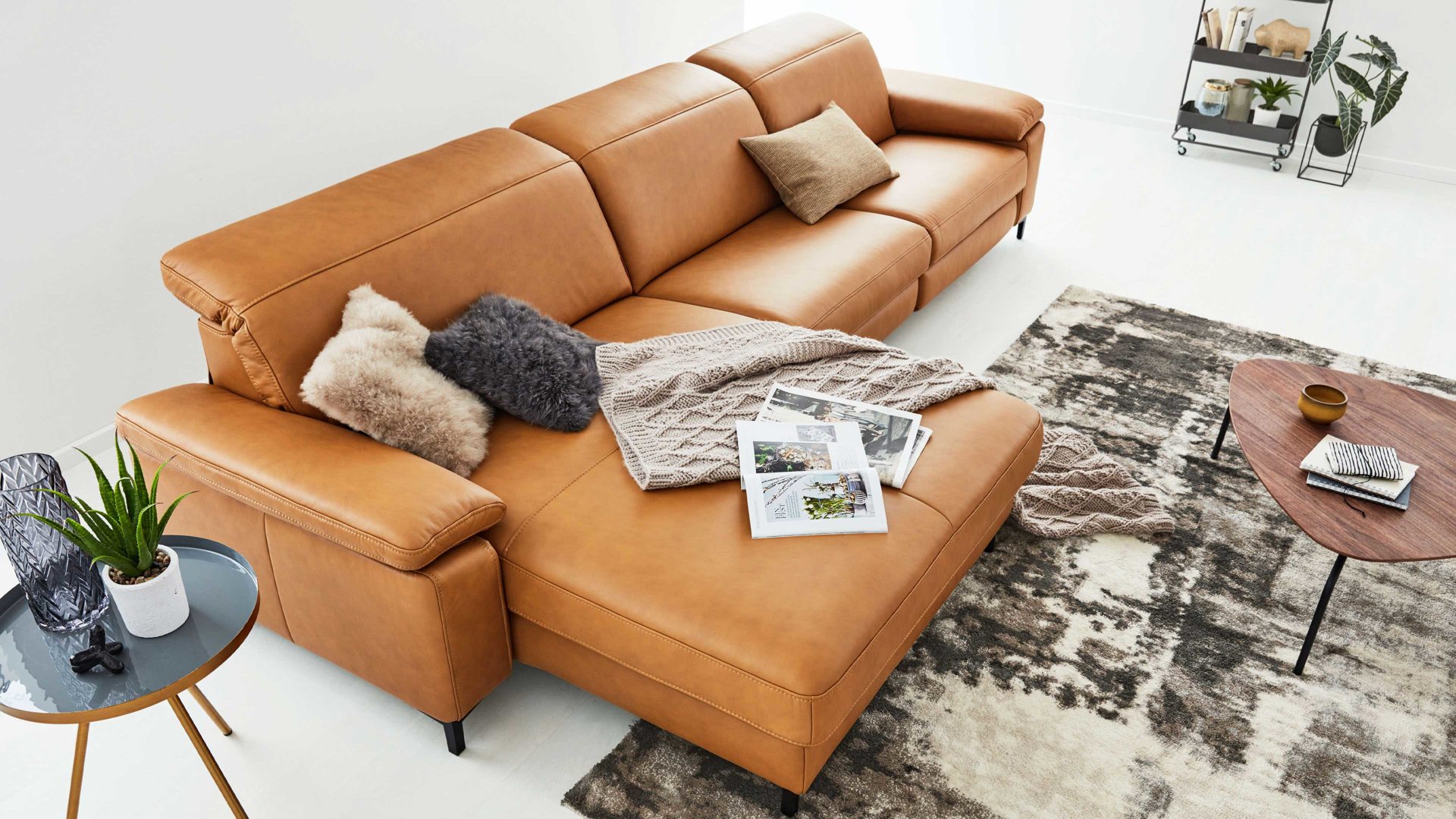 Ecksofa Interliving aus Leder in Orange Interliving Sofa Serie 4054 – Ecksofa kurkumafarbenes LongLife-Leder Vivre & schwarze Metallfüße – Stellfläche ca. 176 x 347 cm
