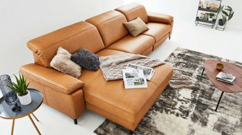 Ecksofa Interliving aus Leder in Orange Interliving Sofa Serie 4054 – Ecksofa kurkumafarbenes LongLife-Leder Vivre & schwarze Metallfüße – Stellfläche ca. 176 x 347 cm