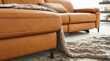 Ecksofa Interliving aus Leder in Orange Interliving Sofa Serie 4054 – Ecksofa kurkumafarbenes LongLife-Leder Vivre & schwarze Metallfüße – Stellfläche ca. 176 x 347 cm