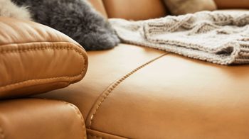 Ecksofa Interliving aus Leder in Orange Interliving Sofa Serie 4054 – Ecksofa kurkumafarbenes LongLife-Leder Vivre & schwarze Metallfüße – Stellfläche ca. 176 x 347 cm