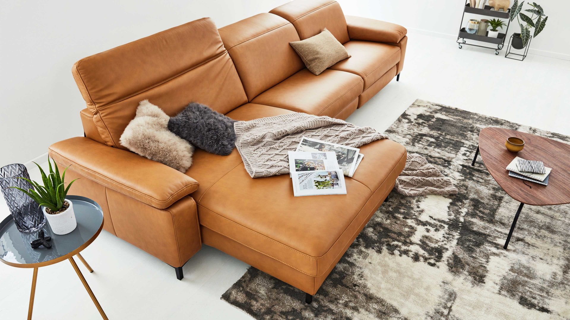 Ecksofa Interliving aus Leder in Orange Interliving Sofa Serie 4054 – Ecksofa kurkumafarbenes LongLife-Leder Vivre & schwarze Metallfüße – Stellfläche ca. 176 x 347 cm