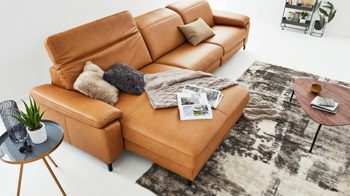 Ecksofa Interliving aus Leder in Orange Interliving Sofa Serie 4054 – Ecksofa kurkumafarbenes LongLife-Leder Vivre & schwarze Metallfüße – Stellfläche ca. 176 x 347 cm