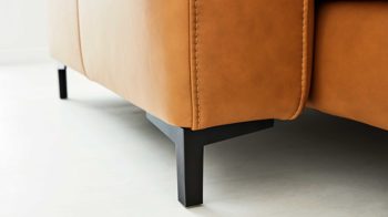 Ecksofa Interliving aus Leder in Orange Interliving Sofa Serie 4054 – Ecksofa kurkumafarbenes LongLife-Leder Vivre & schwarze Metallfüße – Stellfläche ca. 176 x 347 cm