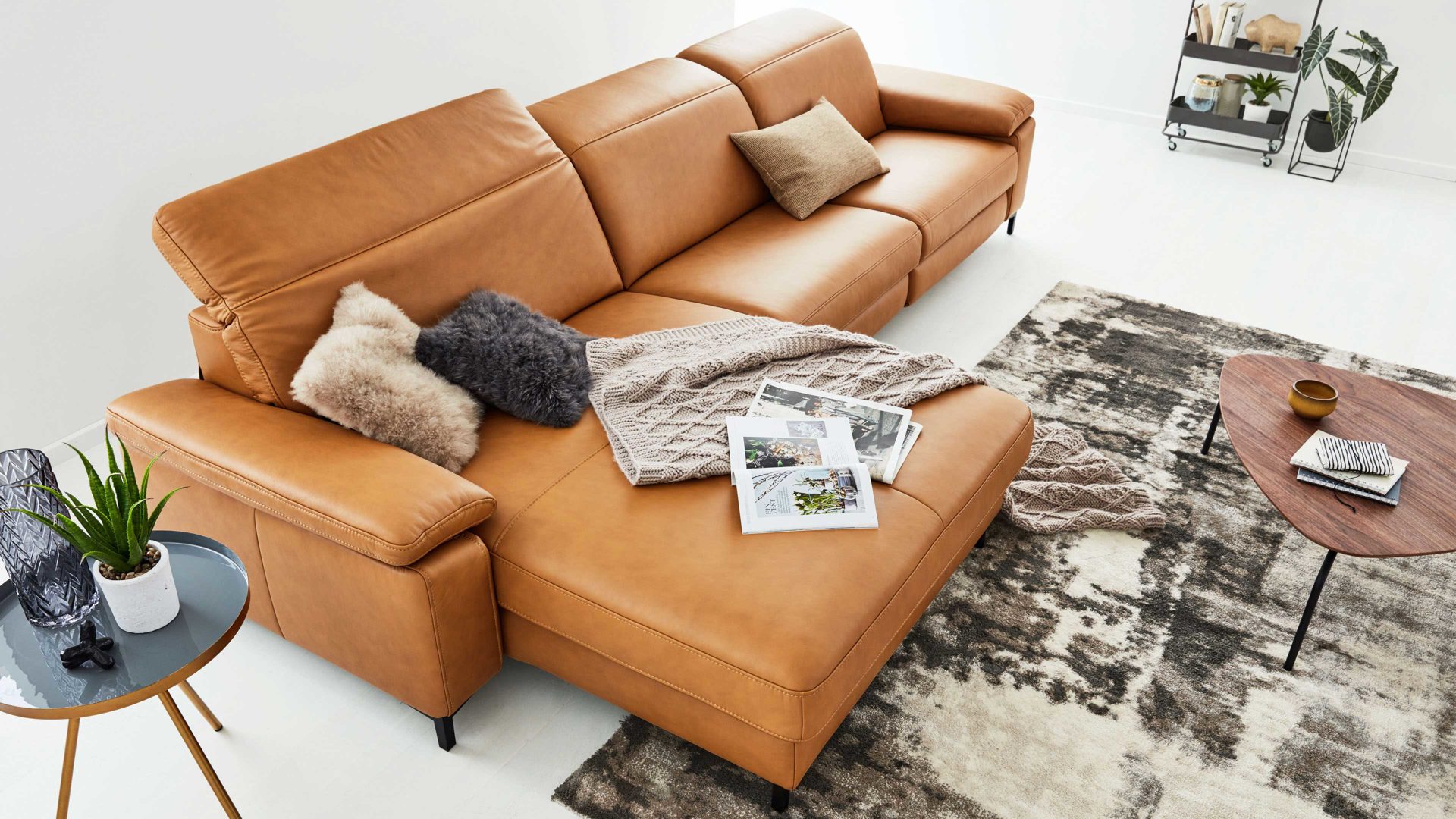 Ecksofa Interliving aus Leder in Orange Interliving Sofa Serie 4054 – Ecksofa kurkumafarbenes LongLife-Leder Vivre & schwarze Metallfüße – Stellfläche ca. 176 x 347 cm