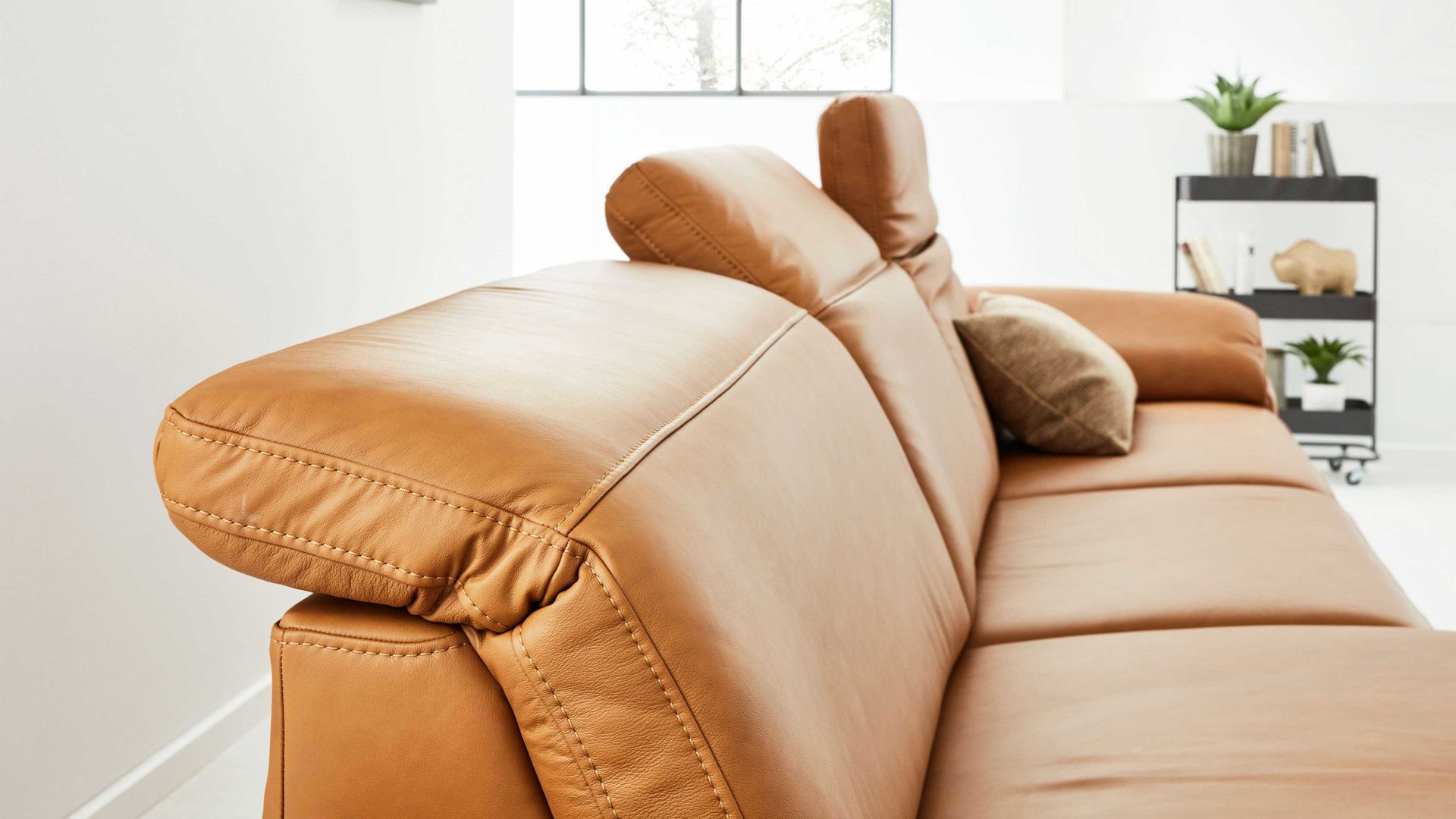 Ecksofa Interliving aus Leder in Orange Interliving Sofa Serie 4054 – Ecksofa kurkumafarbenes LongLife-Leder Vivre & schwarze Metallfüße – Stellfläche ca. 176 x 347 cm