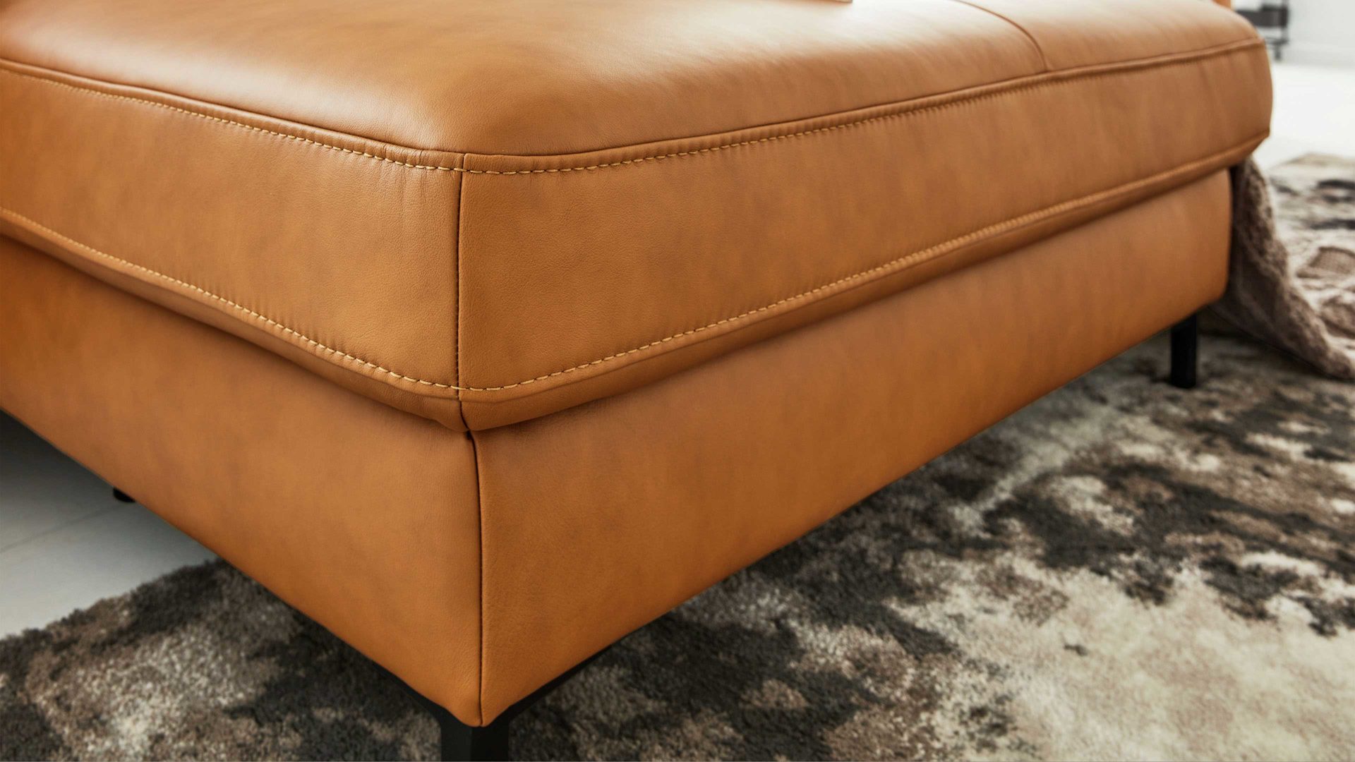 Ecksofa Interliving aus Leder in Orange Interliving Sofa Serie 4054 – Ecksofa kurkumafarbenes LongLife-Leder Vivre & schwarze Metallfüße – Stellfläche ca. 176 x 347 cm