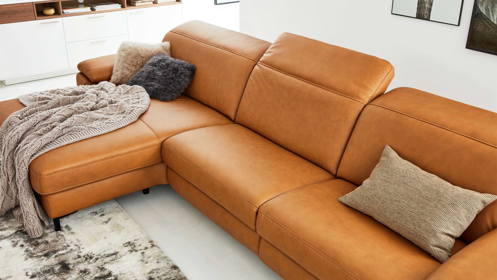 Ecksofa Interliving aus Leder in Orange Interliving Sofa Serie 4054 – Ecksofa kurkumafarbenes LongLife-Leder Vivre & schwarze Metallfüße – Stellfläche ca. 176 x 347 cm