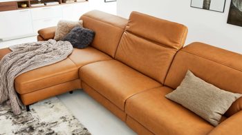 Ecksofa Interliving aus Leder in Orange Interliving Sofa Serie 4054 – Ecksofa kurkumafarbenes LongLife-Leder Vivre & schwarze Metallfüße – Stellfläche ca. 176 x 347 cm