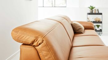 Ecksofa Interliving aus Leder in Orange Interliving Sofa Serie 4054 – Ecksofa kurkumafarbenes LongLife-Leder Vivre & schwarze Metallfüße – Stellfläche ca. 176 x 347 cm