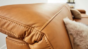 Ecksofa Interliving aus Leder in Orange Interliving Sofa Serie 4054 – Ecksofa kurkumafarbenes LongLife-Leder Vivre & schwarze Metallfüße – Stellfläche ca. 176 x 347 cm