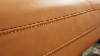 Ecksofa Interliving aus Leder in Orange Interliving Sofa Serie 4054 – Ecksofa kurkumafarbenes LongLife-Leder Vivre & schwarze Metallfüße – Stellfläche ca. 176 x 347 cm