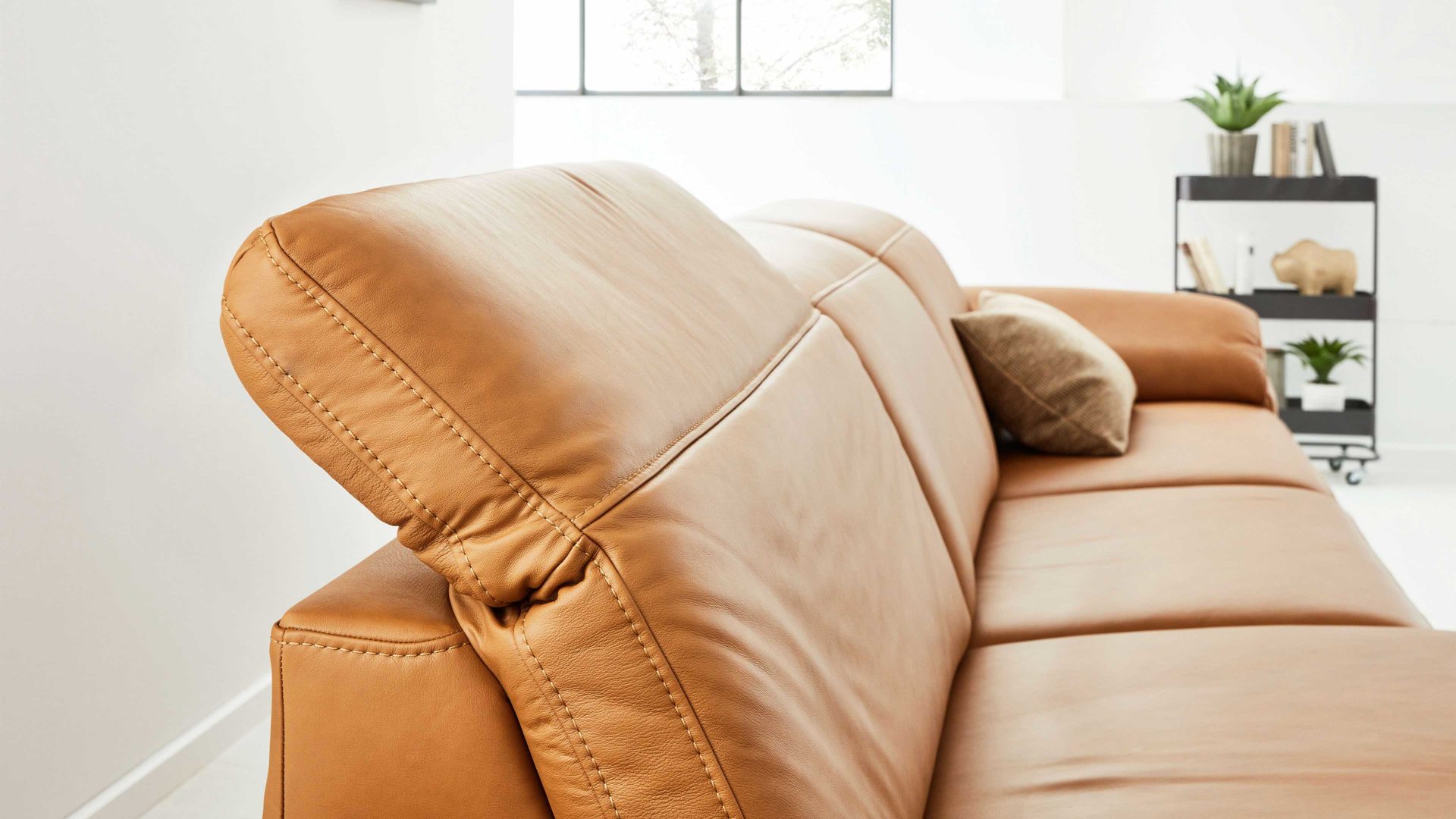 Ecksofa Interliving aus Leder in Orange Interliving Sofa Serie 4054 – Ecksofa kurkumafarbenes LongLife-Leder Vivre & schwarze Metallfüße – Stellfläche ca. 176 x 347 cm