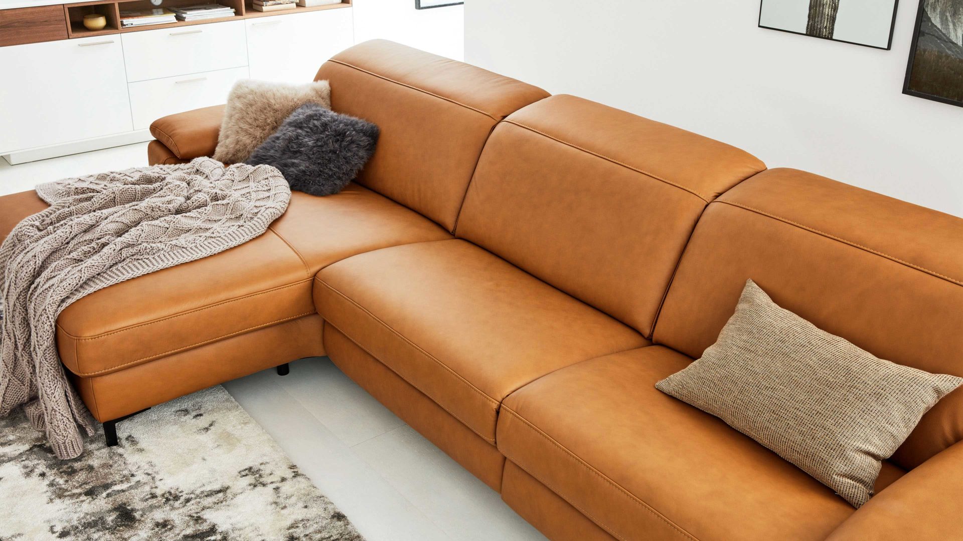 Ecksofa Interliving aus Leder in Orange Interliving Sofa Serie 4054 – Ecksofa kurkumafarbenes LongLife-Leder Vivre & schwarze Metallfüße – Stellfläche ca. 176 x 347 cm