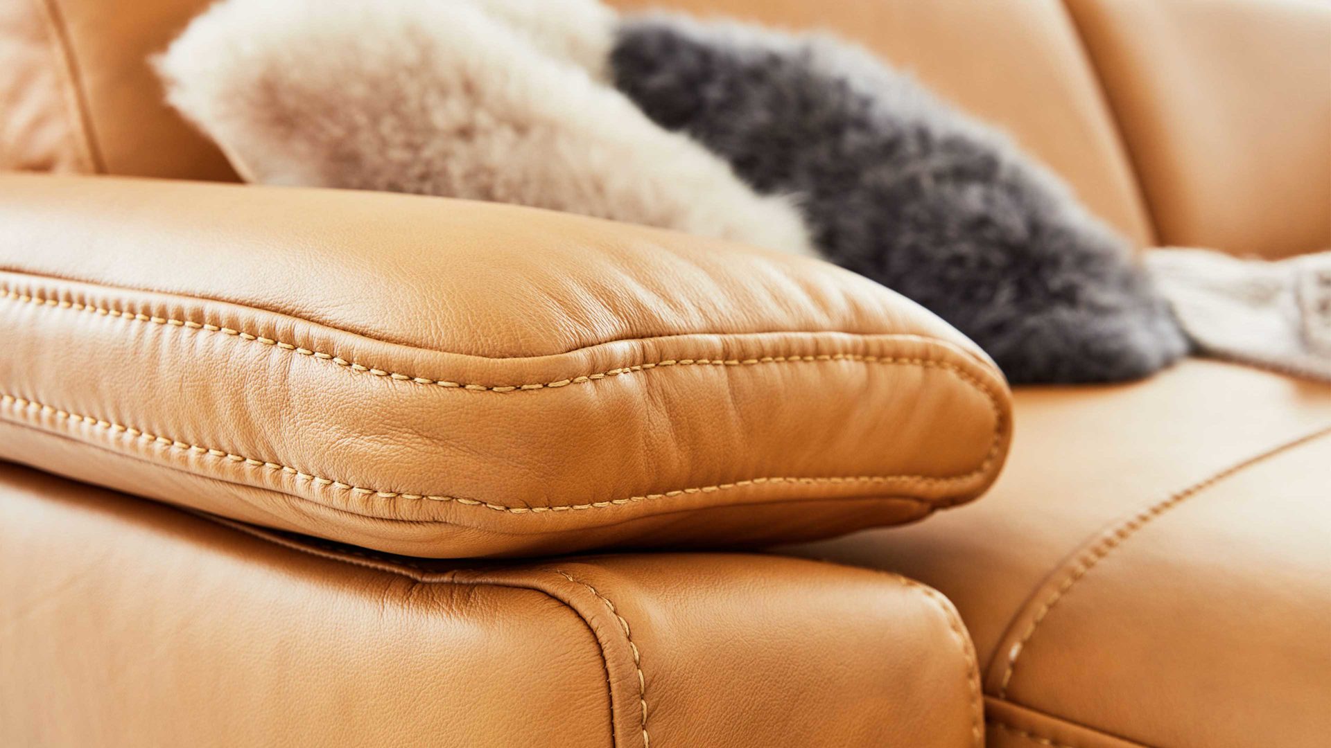 Ecksofa Interliving aus Leder in Orange Interliving Sofa Serie 4054 – Ecksofa kurkumafarbenes LongLife-Leder Vivre & schwarze Metallfüße – Stellfläche ca. 176 x 347 cm