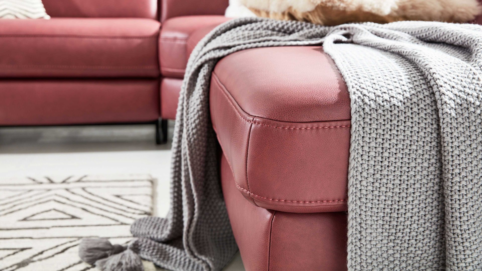 Ecksofa Interliving aus Leder in Dunkelrot Interliving Sofa Serie 4054 – Ecksofa barolofarbenes Leder Credo & schwarze Metallfüße – Stellfläche ca. 287 x 254 cm