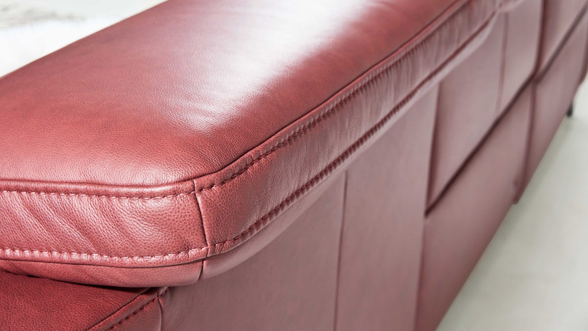 Ecksofa Interliving aus Leder in Dunkelrot Interliving Sofa Serie 4054 – Ecksofa barolofarbenes Leder Credo & schwarze Metallfüße – Stellfläche ca. 287 x 254 cm