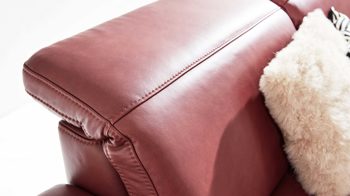 Ecksofa Interliving aus Leder in Dunkelrot Interliving Sofa Serie 4054 – Ecksofa barolofarbenes Leder Credo & schwarze Metallfüße – Stellfläche ca. 287 x 254 cm