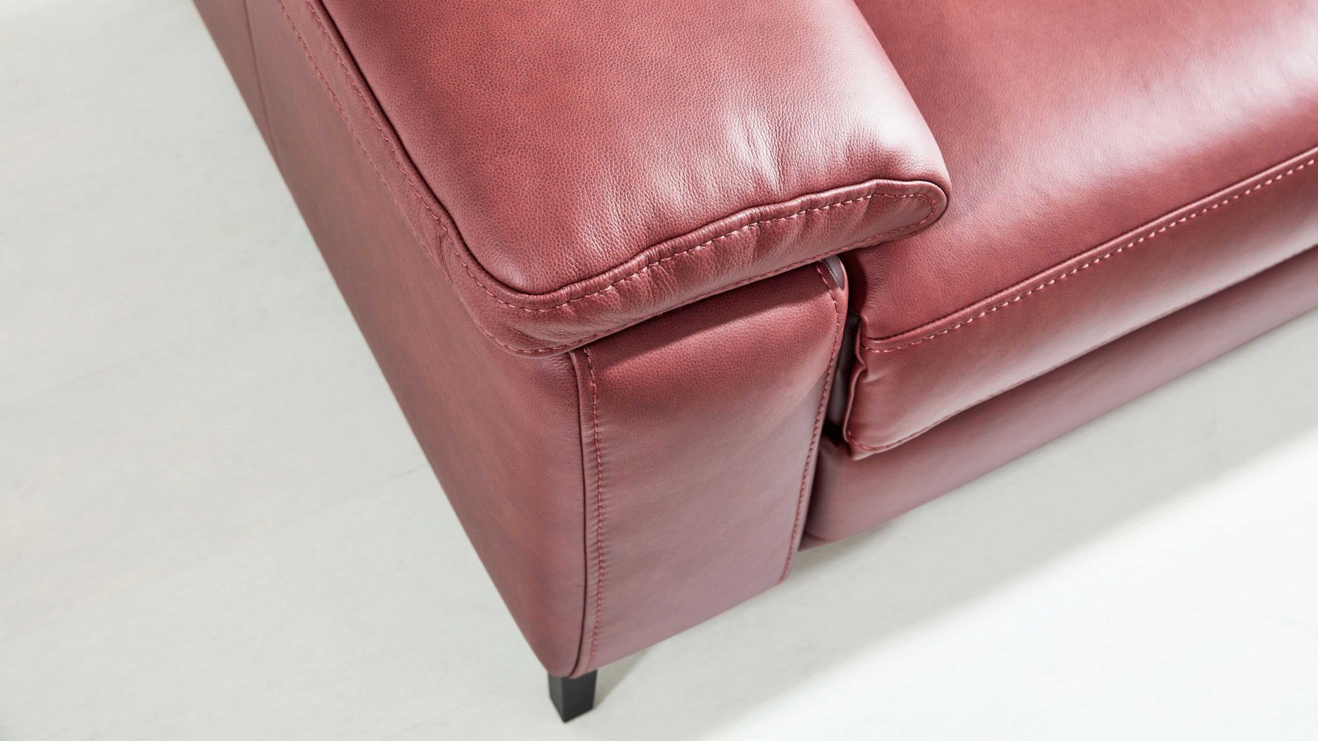 Ecksofa Interliving aus Leder in Dunkelrot Interliving Sofa Serie 4054 – Ecksofa barolofarbenes Leder Credo & schwarze Metallfüße – Stellfläche ca. 287 x 254 cm