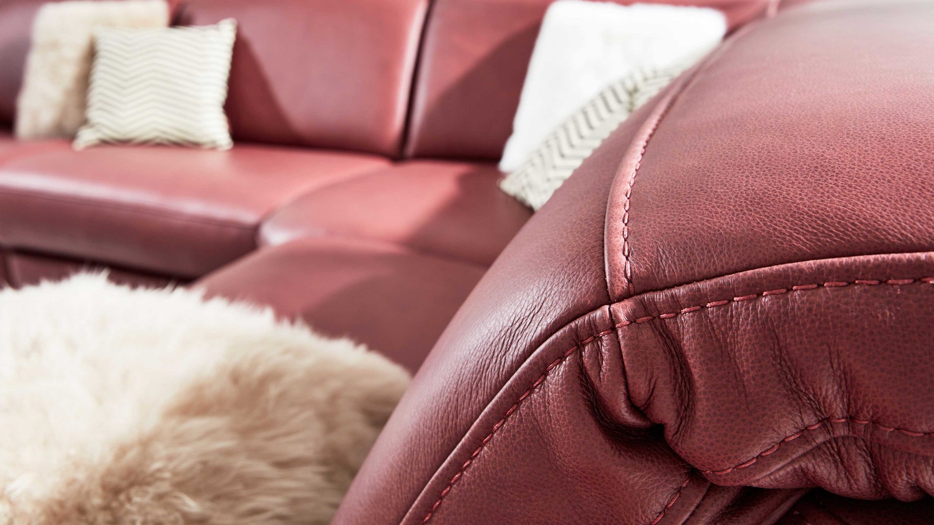 Ecksofa Interliving aus Leder in Dunkelrot Interliving Sofa Serie 4054 – Ecksofa barolofarbenes Leder Credo & schwarze Metallfüße – Stellfläche ca. 287 x 254 cm