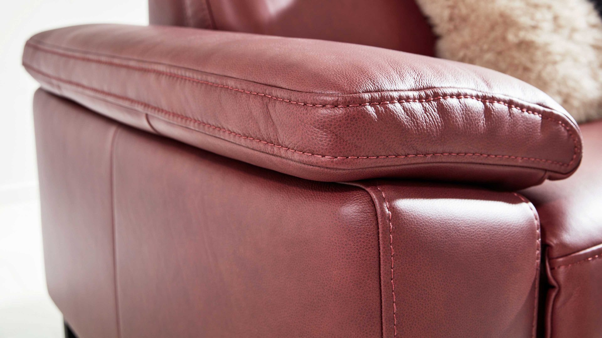 Ecksofa Interliving aus Leder in Dunkelrot Interliving Sofa Serie 4054 – Ecksofa barolofarbenes Leder Credo & schwarze Metallfüße – Stellfläche ca. 287 x 254 cm