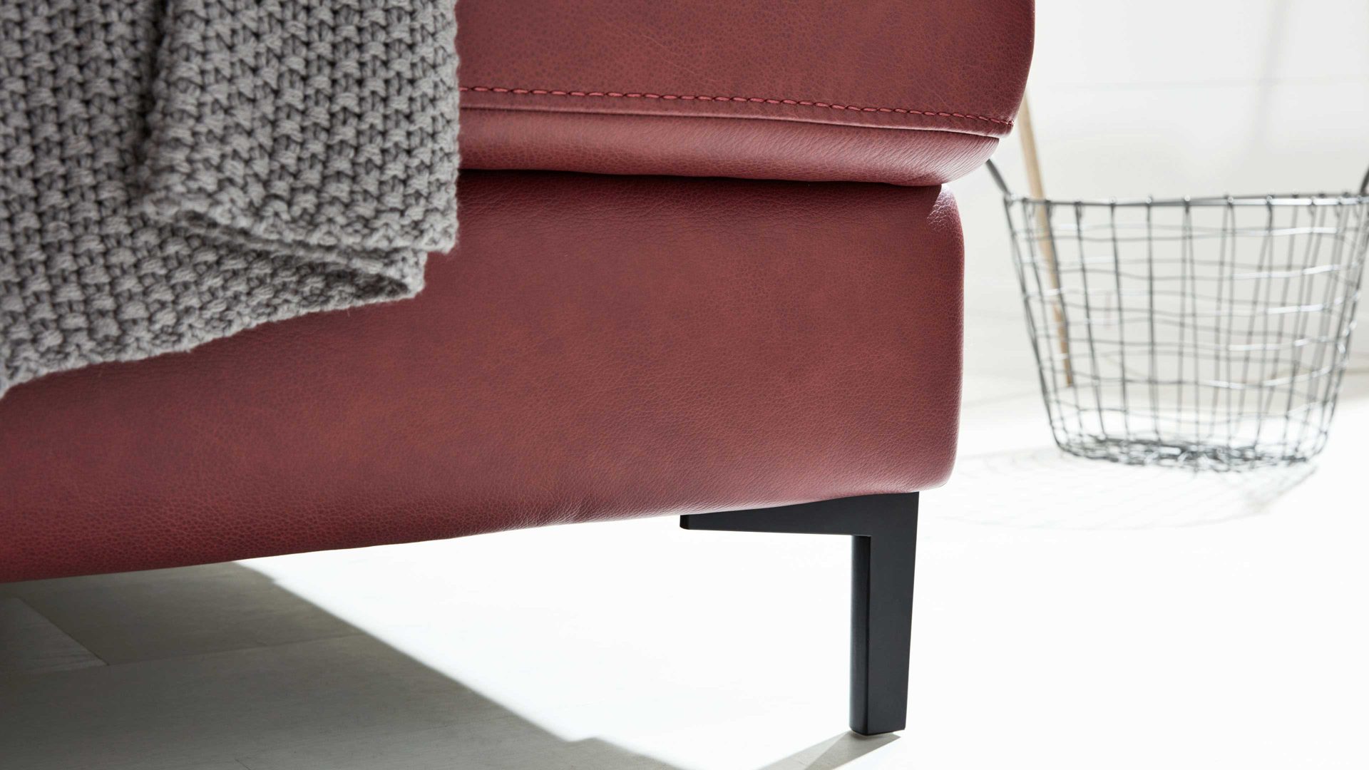 Ecksofa Interliving aus Leder in Dunkelrot Interliving Sofa Serie 4054 – Ecksofa barolofarbenes Leder Credo & schwarze Metallfüße – Stellfläche ca. 287 x 254 cm