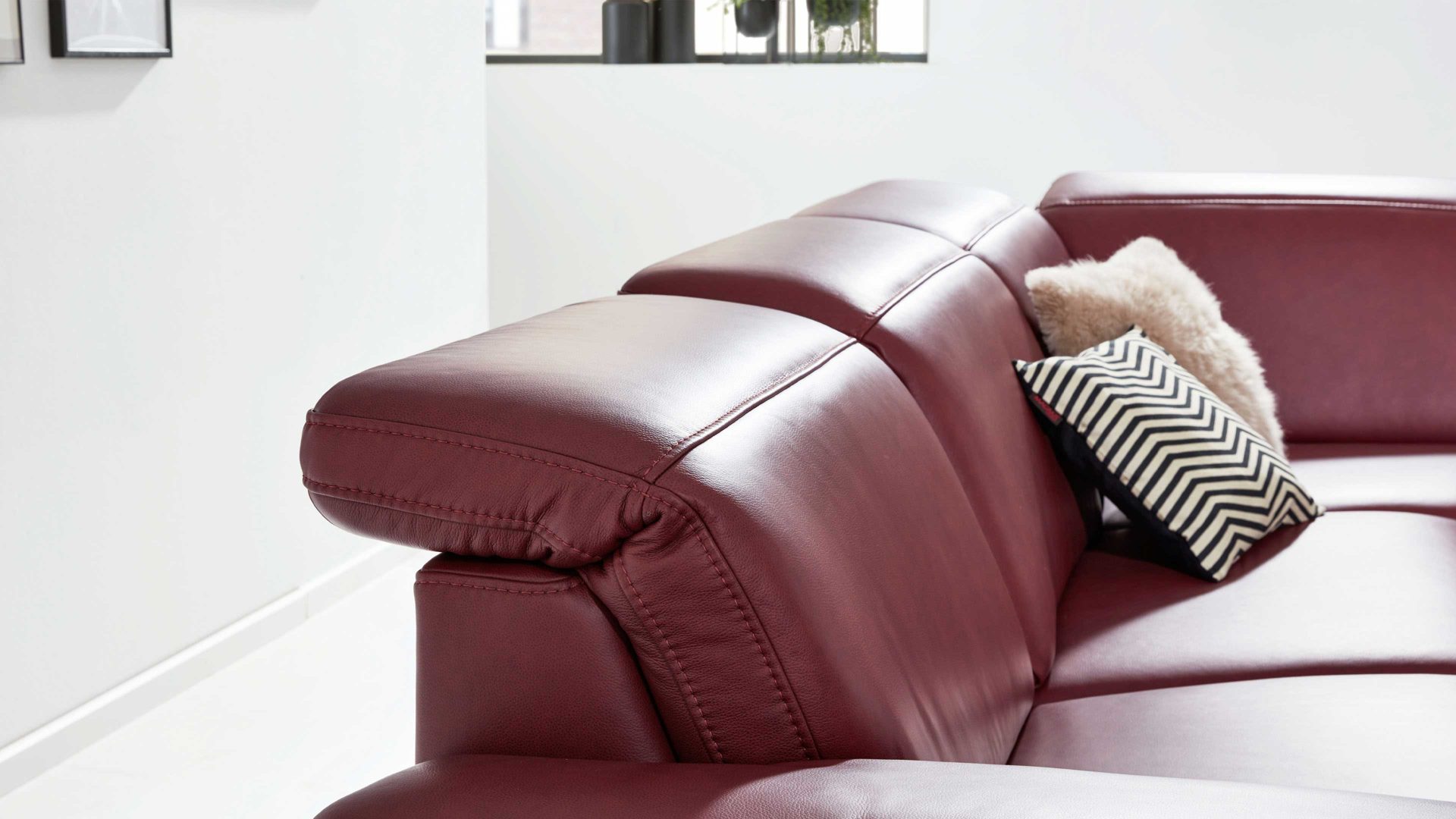 Ecksofa Interliving aus Leder in Dunkelrot Interliving Sofa Serie 4054 – Ecksofa barolofarbenes Leder Credo & schwarze Metallfüße – Stellfläche ca. 287 x 254 cm