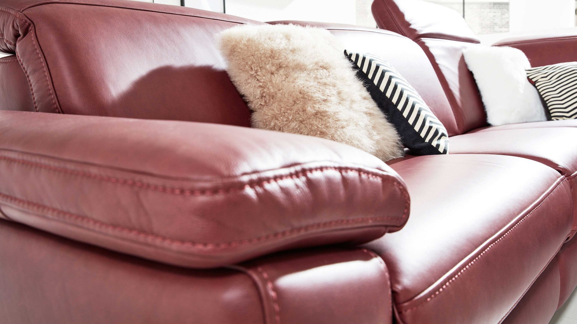 Ecksofa Interliving aus Leder in Dunkelrot Interliving Sofa Serie 4054 – Ecksofa barolofarbenes Leder Credo & schwarze Metallfüße – Stellfläche ca. 287 x 254 cm