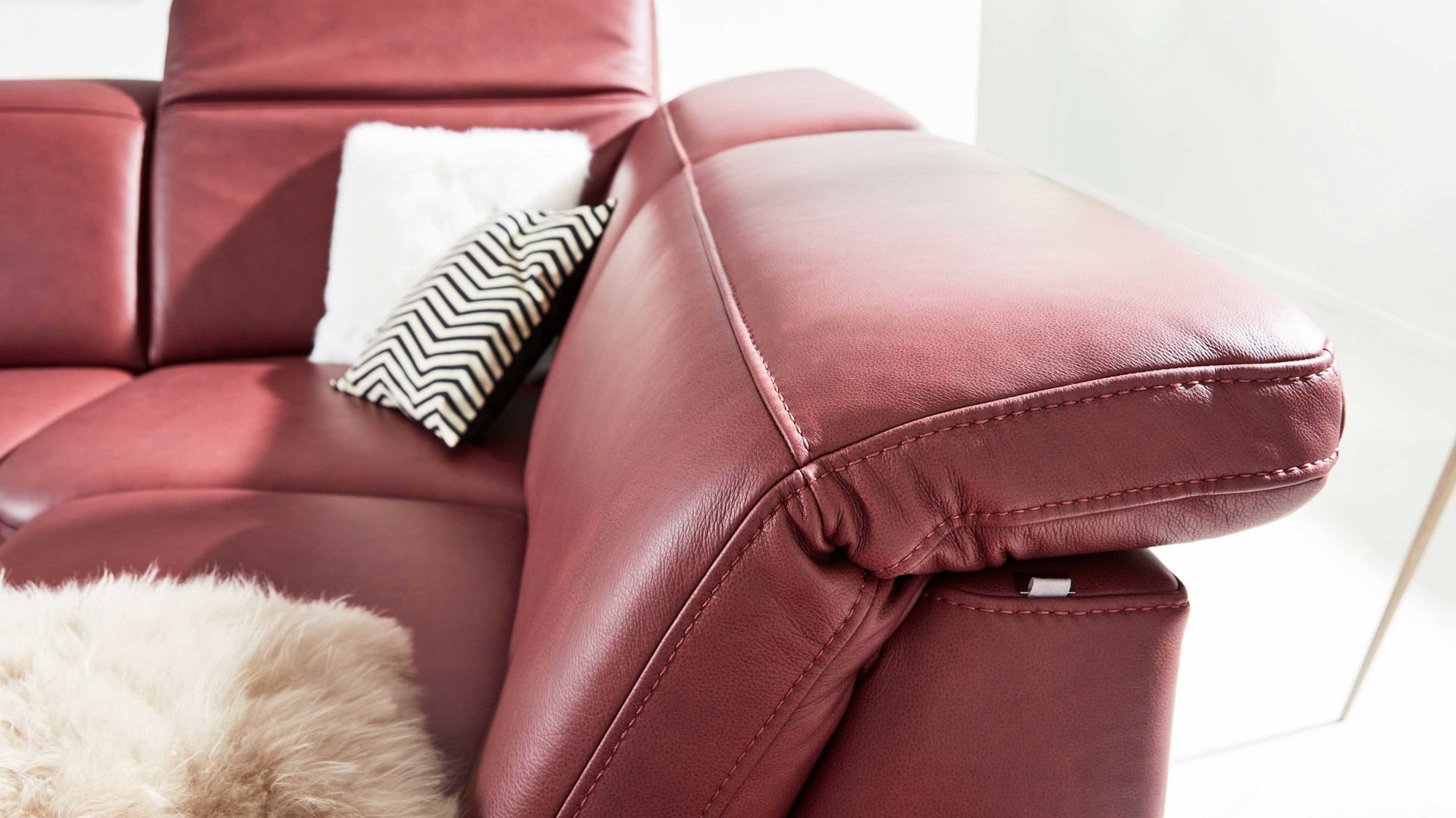 Ecksofa Interliving aus Leder in Dunkelrot Interliving Sofa Serie 4054 – Ecksofa barolofarbenes Leder Credo & schwarze Metallfüße – Stellfläche ca. 287 x 254 cm