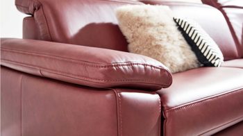 Ecksofa Interliving aus Leder in Dunkelrot Interliving Sofa Serie 4054 – Ecksofa barolofarbenes Leder Credo & schwarze Metallfüße – Stellfläche ca. 287 x 254 cm