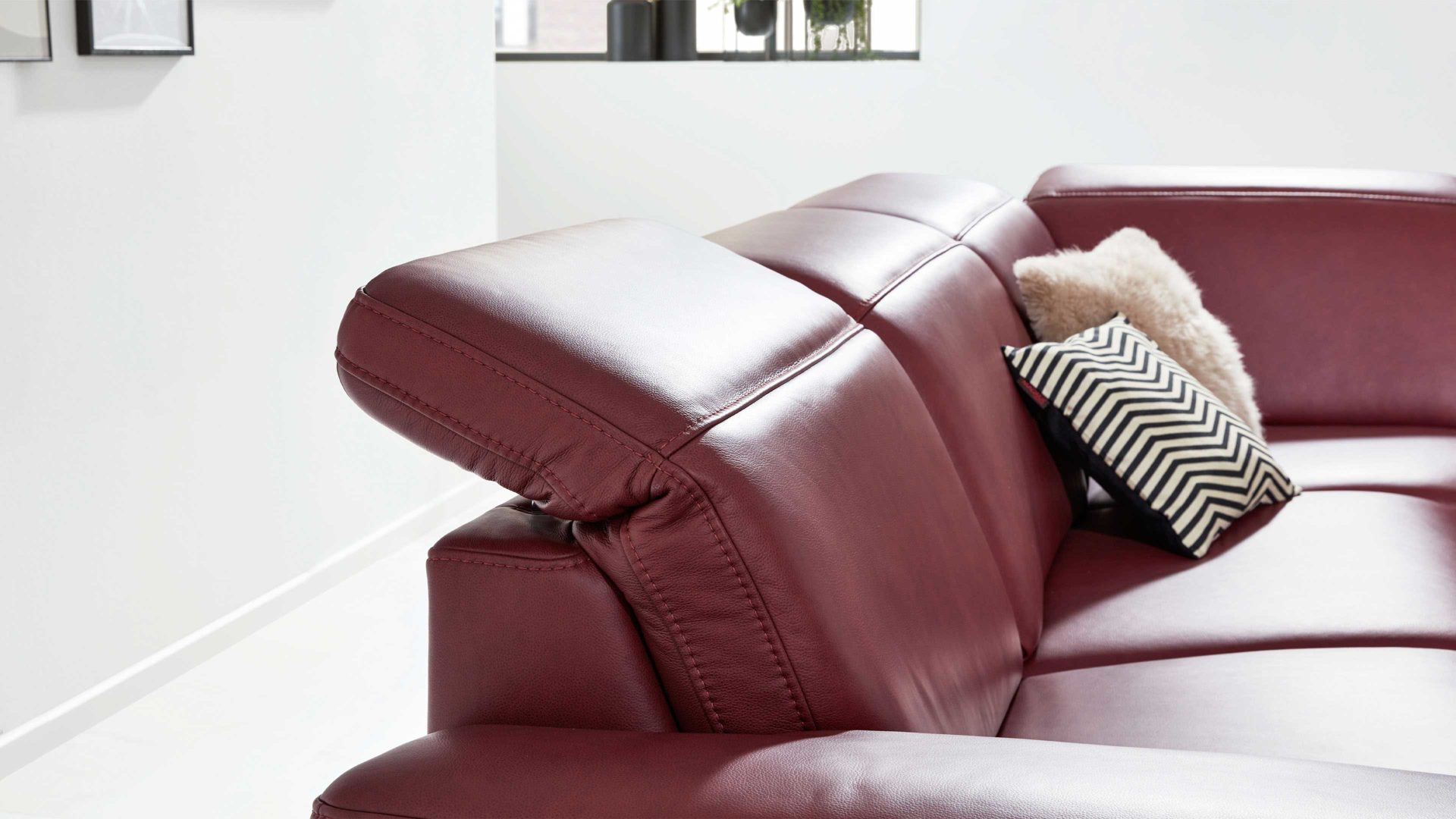 Ecksofa Interliving aus Leder in Dunkelrot Interliving Sofa Serie 4054 – Ecksofa barolofarbenes Leder Credo & schwarze Metallfüße – Stellfläche ca. 287 x 254 cm