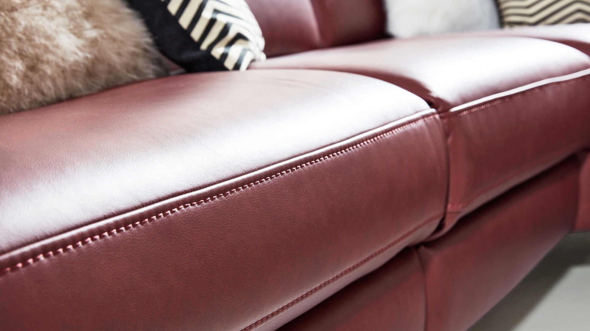 Ecksofa Interliving aus Leder in Dunkelrot Interliving Sofa Serie 4054 – Ecksofa barolofarbenes Leder Credo & schwarze Metallfüße – Stellfläche ca. 287 x 254 cm