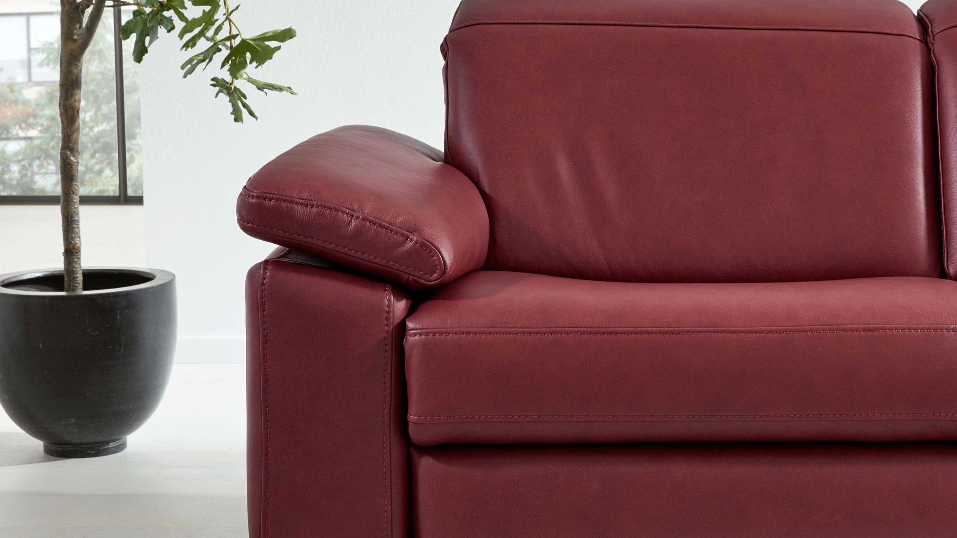 Ecksofa Interliving aus Leder in Dunkelrot Interliving Sofa Serie 4054 – Ecksofa barolofarbenes Leder Credo & schwarze Metallfüße – Stellfläche ca. 287 x 254 cm