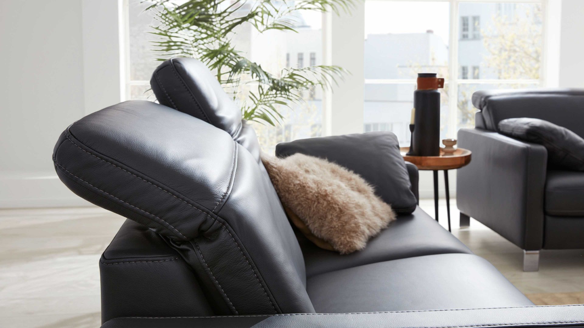 Zweisitzer Interliving aus Leder in Anthrazit Interliving Sofa Serie 4054 – 2,5-Sitzer anthrazitfarbenes LongLife-Leder Credo & Chromfüße – Länge ca. 188 cm