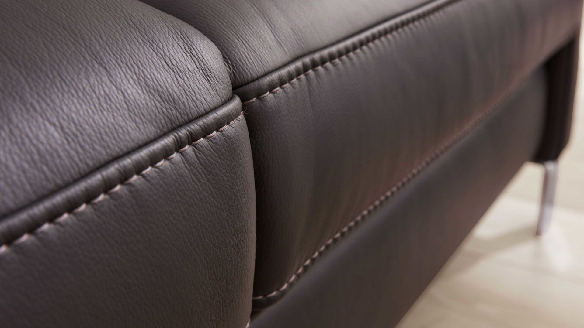 Dreisitzer Interliving aus Leder in Anthrazit Interliving Sofa Serie 4054 – Dreisitzer anthrazitfarbenes Leder Credo & Chromfüße – Länge ca. 218 cm