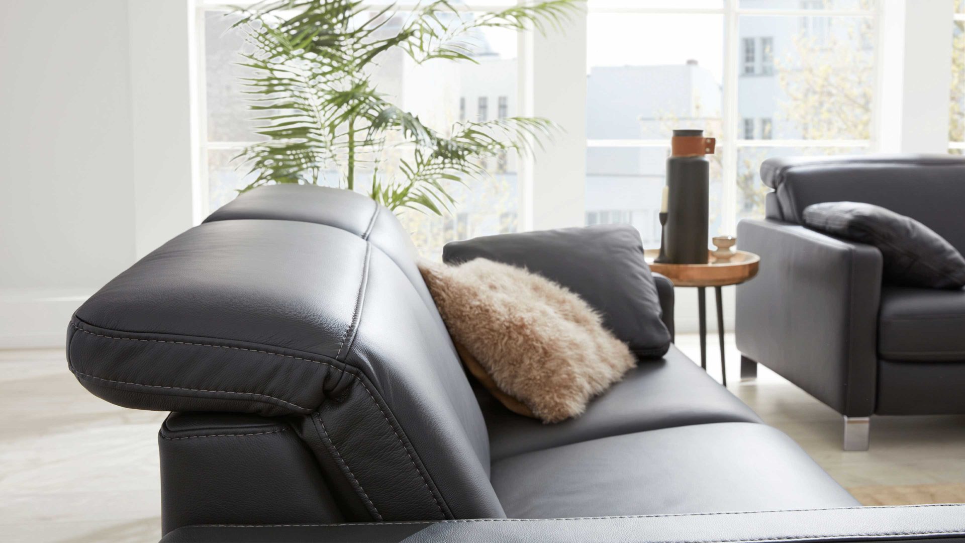 Zweisitzer Interliving aus Leder in Anthrazit Interliving Sofa Serie 4054 – 2,5-Sitzer anthrazitfarbenes LongLife-Leder Credo & Chromfüße – Länge ca. 188 cm