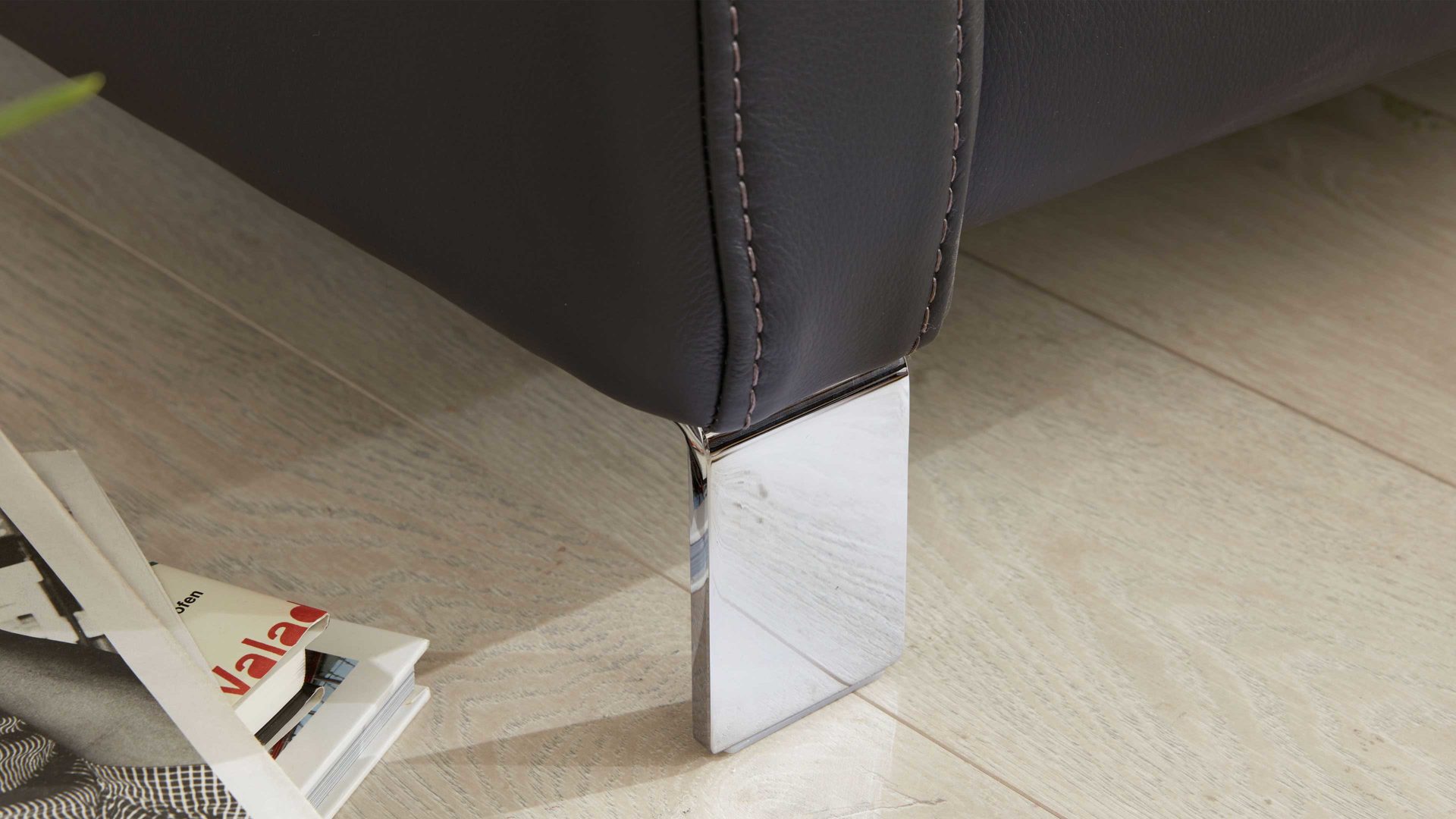 Dreisitzer Interliving aus Leder in Anthrazit Interliving Sofa Serie 4054 – Dreisitzer anthrazitfarbenes Leder Credo & Chromfüße – Länge ca. 218 cm