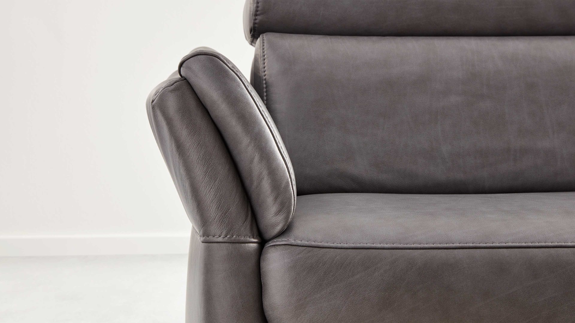 Recamiere Interliving aus Leder in Anthrazit Interliving Sofa Serie 4055 - Recamiere 2,5RECRKV anthrazitfarbenes LongLife-Leder Texas - Länge ca. 222 cm