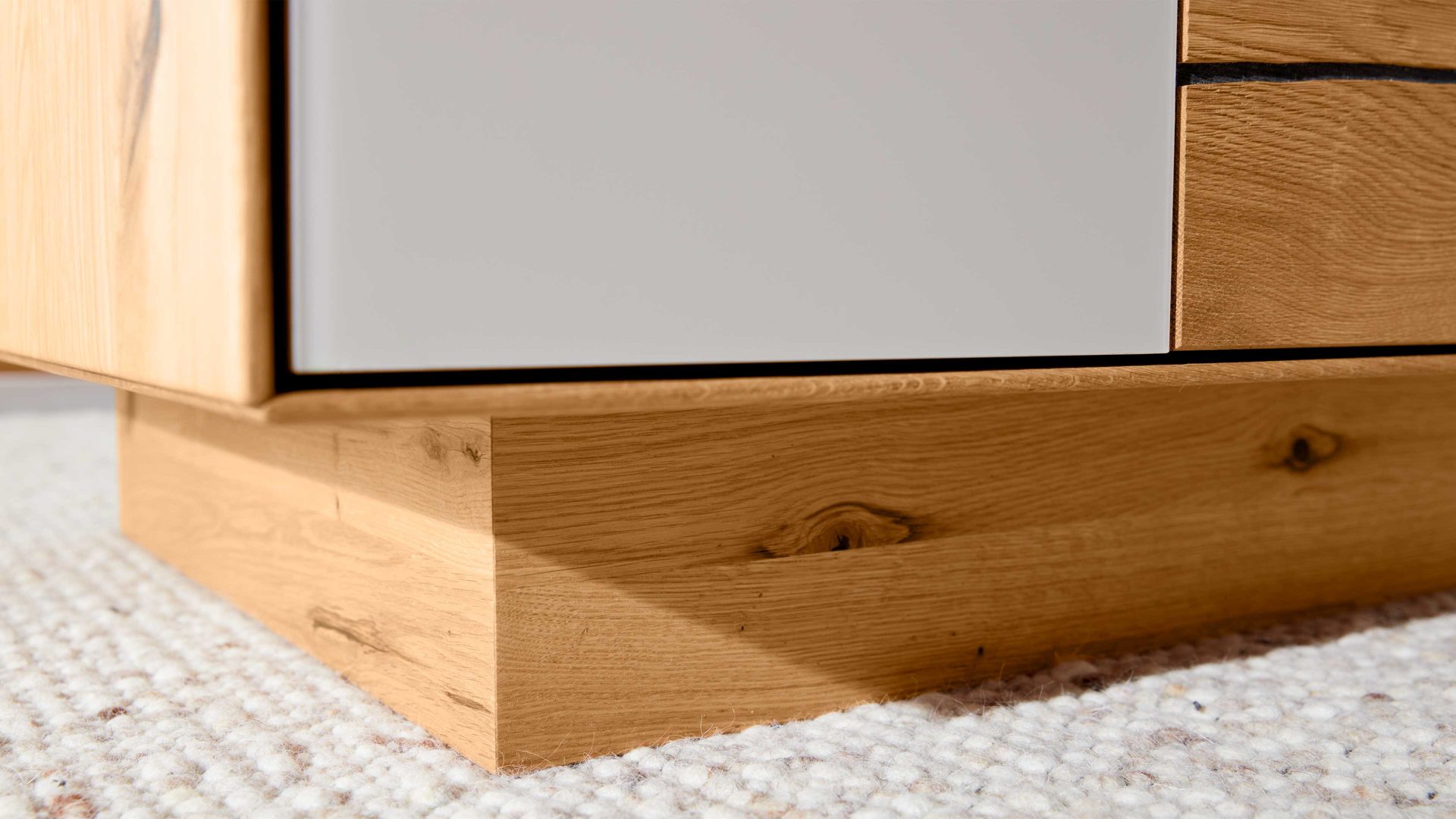 Couchtisch Interliving aus Holz in Hellgrau Interliving Wohnzimmer Serie 2020 - Couchtisch 151517 Asteiche, Schlamm & Risseiche– zwei Schubladen, ca. 82 x 82 cm