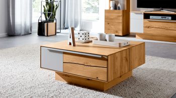 Couchtisch Interliving aus Holz in Hellgrau Interliving Wohnzimmer Serie 2020 - Couchtisch Asteiche, Schlamm & Risseiche– zwei Schubladen, ca. 82 x 82 cm