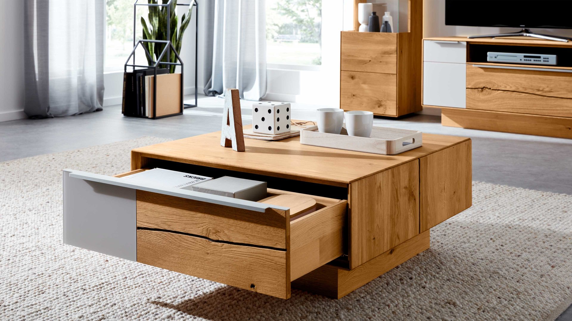 Couchtisch Interliving aus Holz in Hellgrau Interliving Wohnzimmer Serie 2020 - Couchtisch Asteiche, Schlamm & Risseiche– zwei Schubladen, ca. 82 x 82 cm