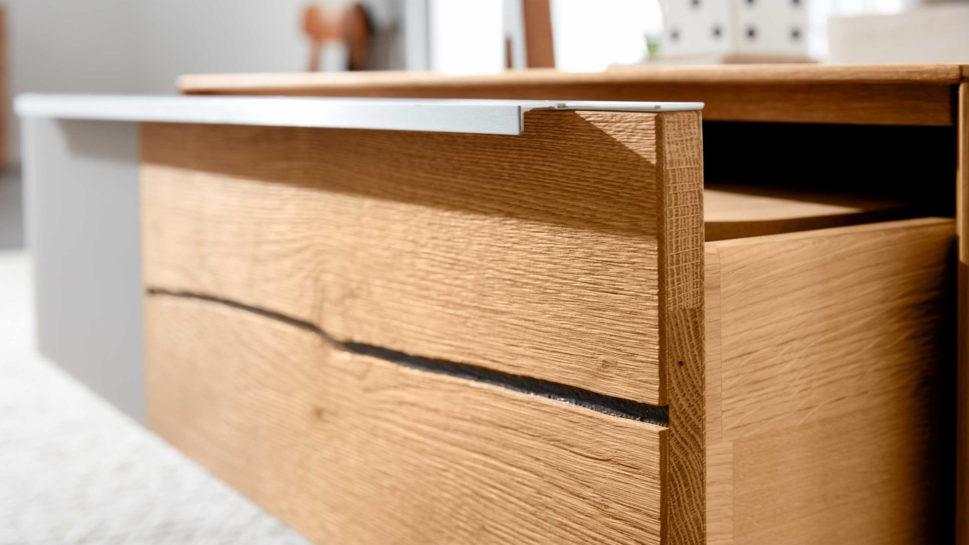 Couchtisch Interliving aus Holz in Hellgrau Interliving Wohnzimmer Serie 2020 - Couchtisch Asteiche, Schlamm & Risseiche– zwei Schubladen, ca. 82 x 82 cm