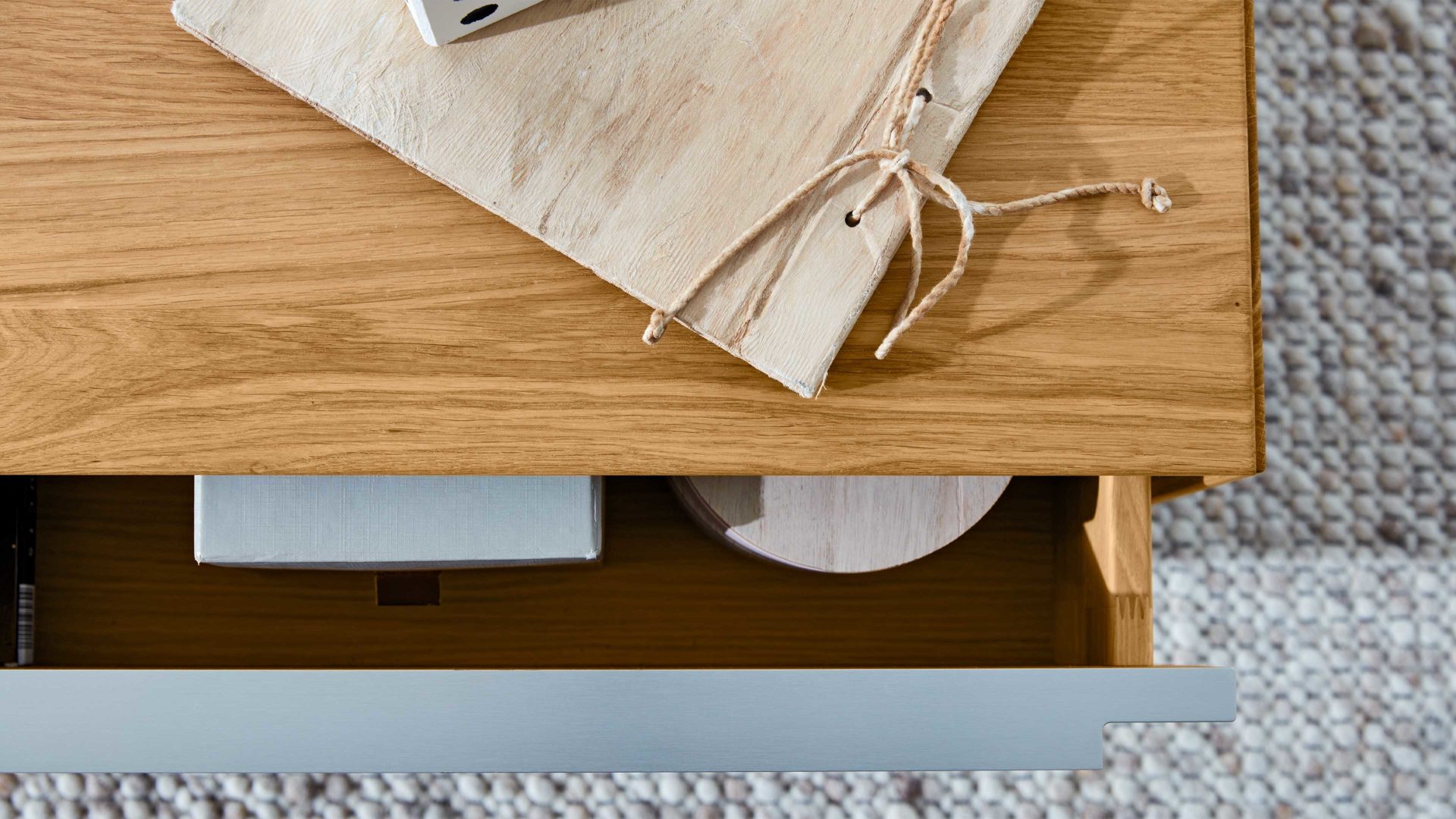 Couchtisch Interliving aus Holz in Hellgrau Interliving Wohnzimmer Serie 2020 - Couchtisch Asteiche, Schlamm & Risseiche– zwei Schubladen, ca. 82 x 82 cm