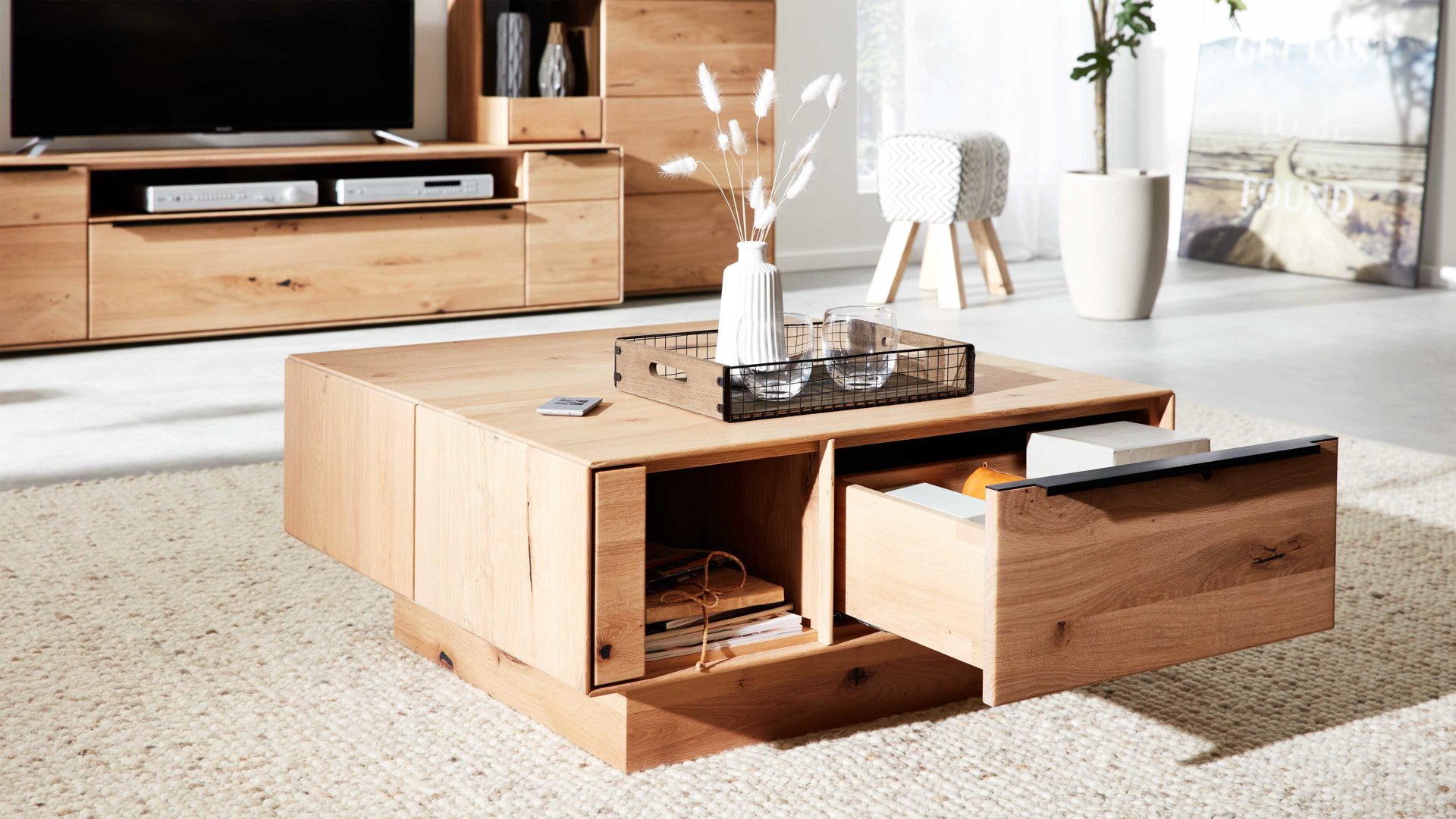 Couchtisch Interliving aus Holz in Holzfarben Interliving Wohnzimmer Serie 2020 - Couchtisch Asteiche & Risseiche– ca. 90 x 90 cm