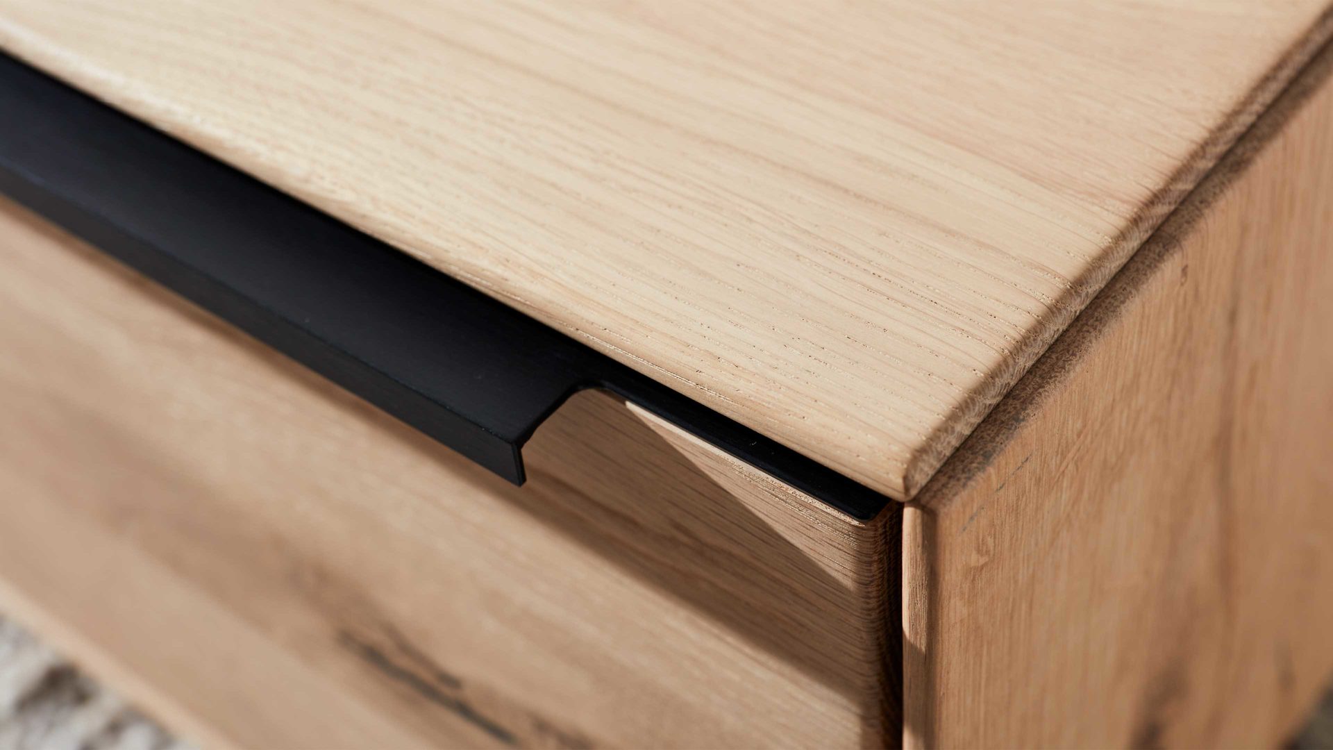 Couchtisch Interliving aus Holz in Holzfarben Interliving Wohnzimmer Serie 2020 - Couchtisch Asteiche & Risseiche– ca. 90 x 90 cm