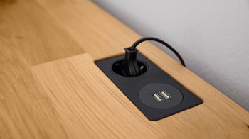 Mehrpreis Interliving aus Kunststoff in Schwarz Interliving Wohnzimmer Serie 2020 - Steckdose und USB eine Steckdose, zwei USB-Ports - Oberboden-Einlass