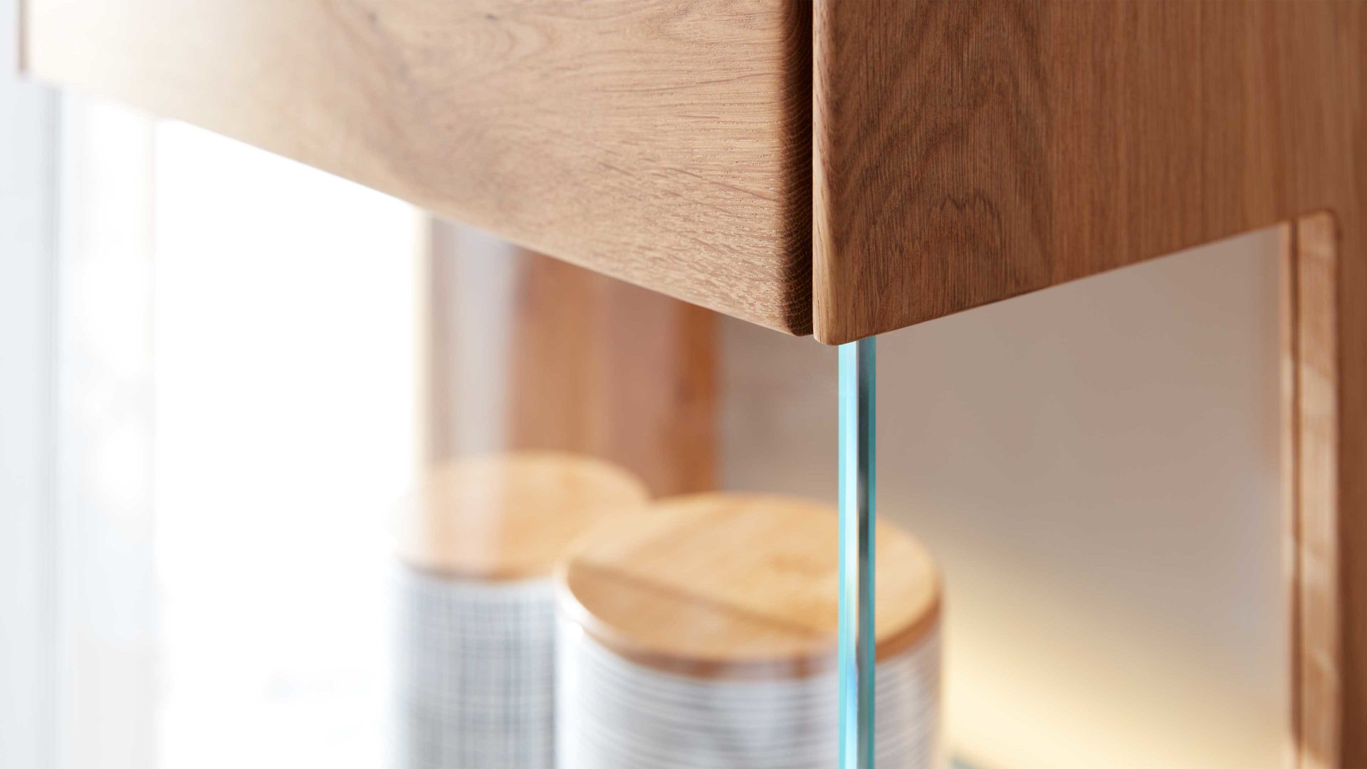 Vitrine Interliving aus Holz in Holzfarben Interliving Wohnzimmer Serie 2020 - Vitrine 151300 Asteiche – links, eine Tür