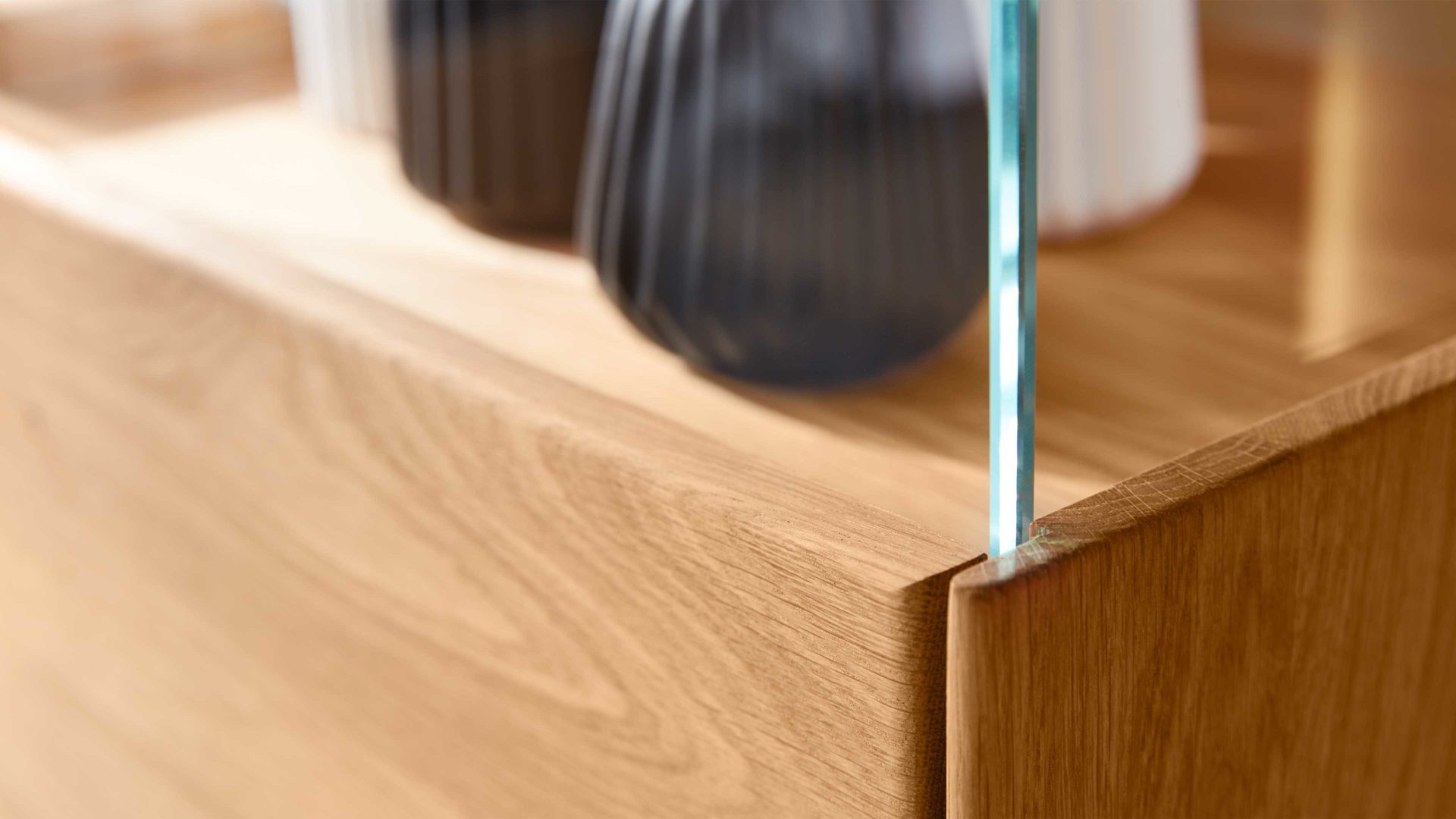 Wohnwand Interliving aus Holz in Hellgrau Interliving Wohnzimmer Serie 2020 - Wohnwand V15101 Asteiche & Schlamm – dreiteilig, Breite ca. 309 cm